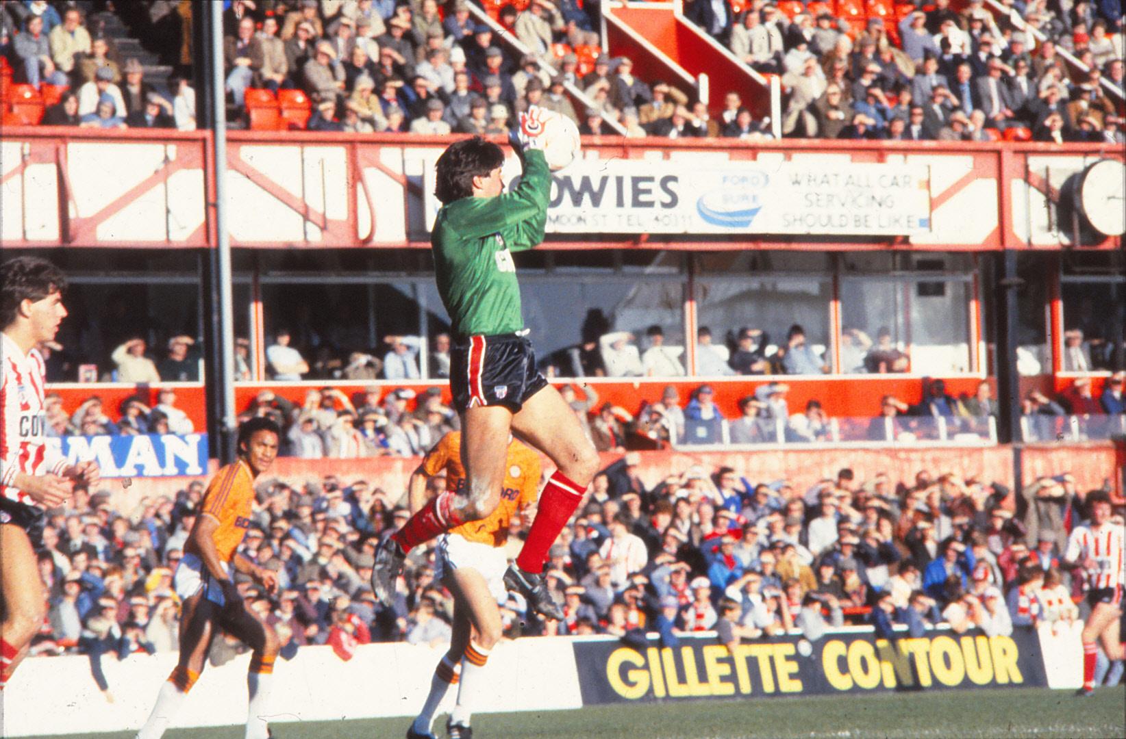 Les Sealey safely gathers the ball
