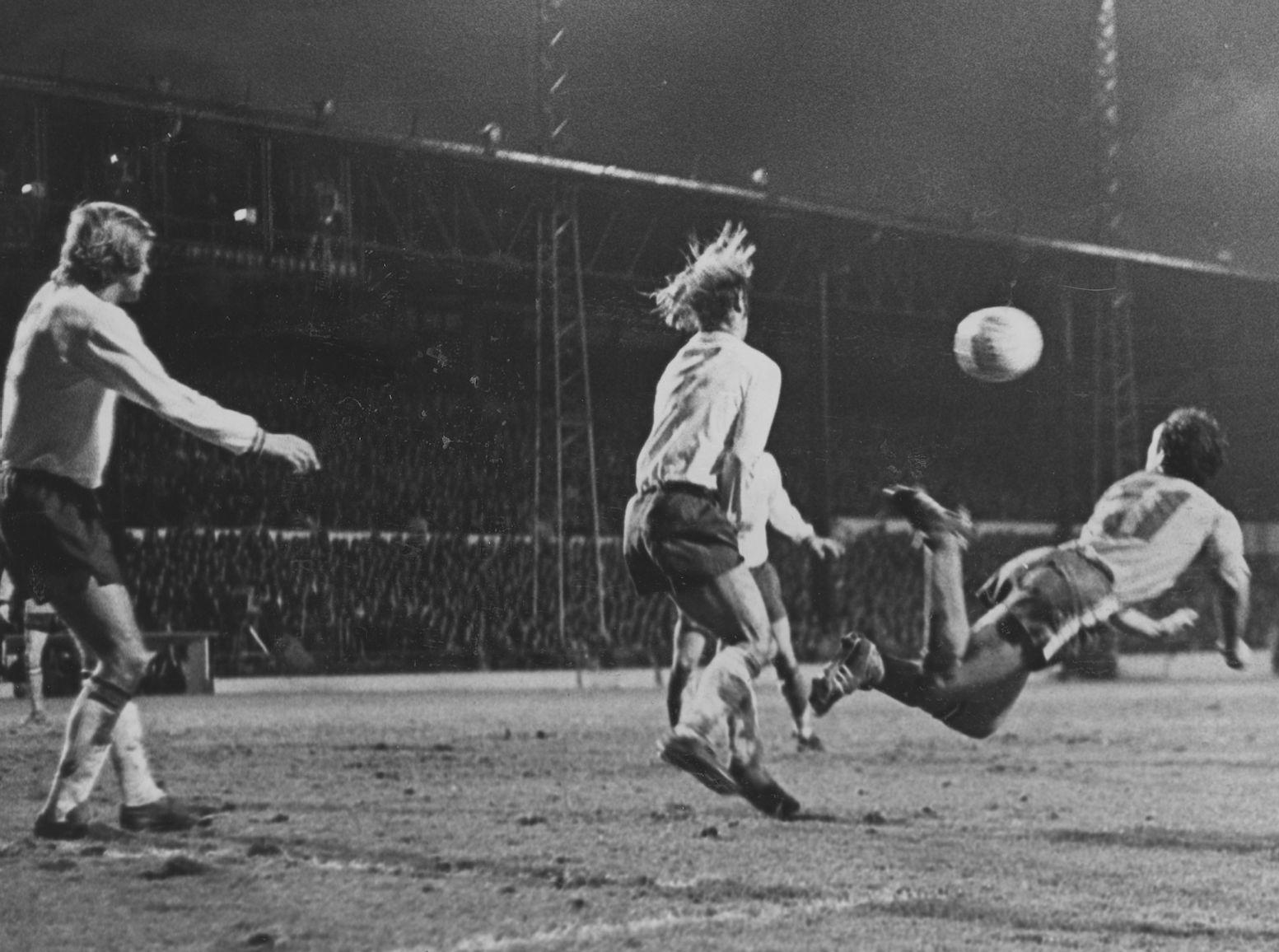 John Aston tries a spectacular diving header | Hatters Heritage